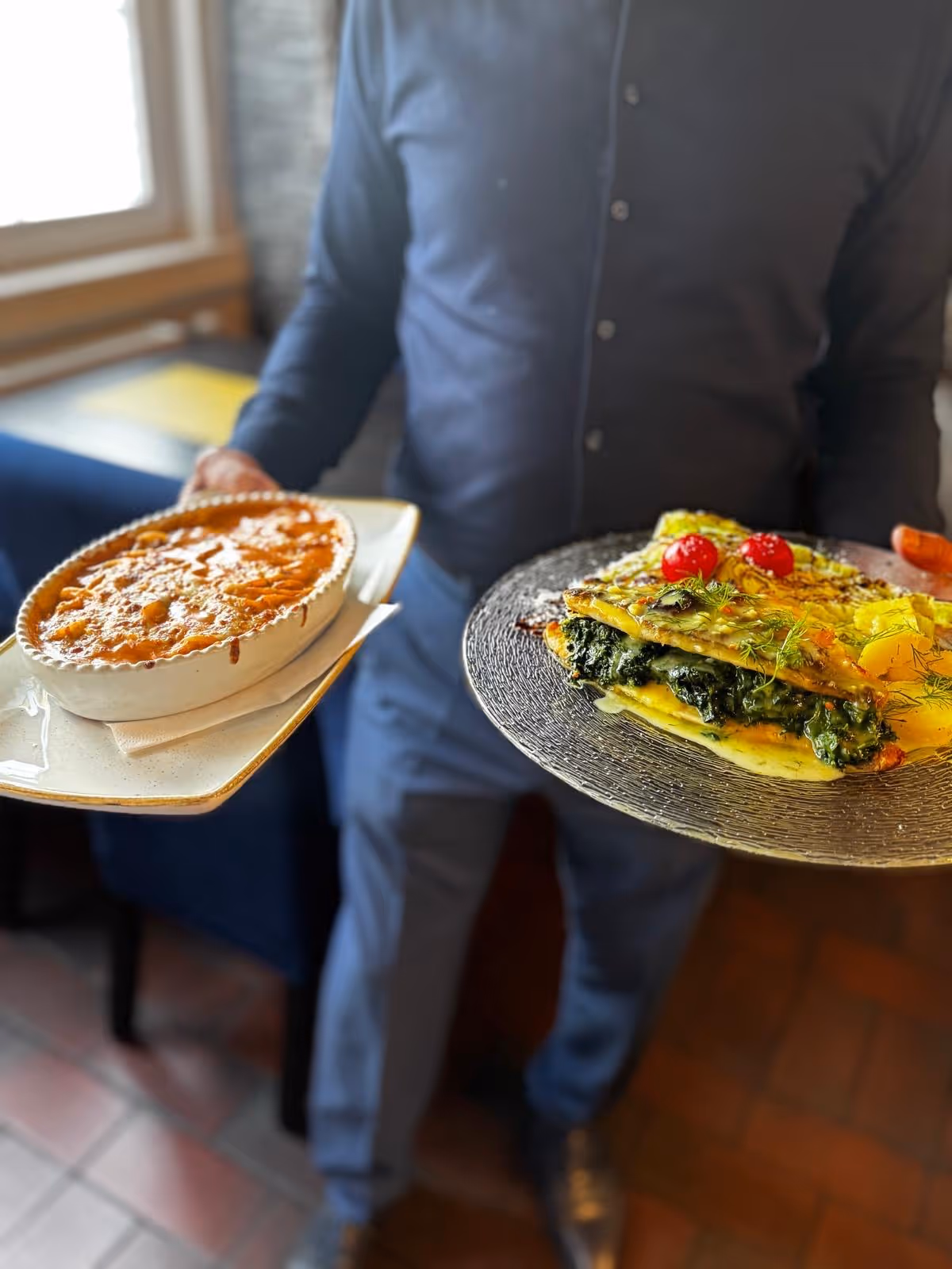 Essen wird rausgebracht vom Personal.