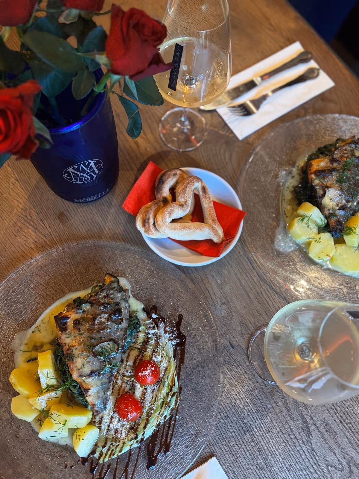 Gemischter Teller vom Buffet mit Fleisch und Gemüse.