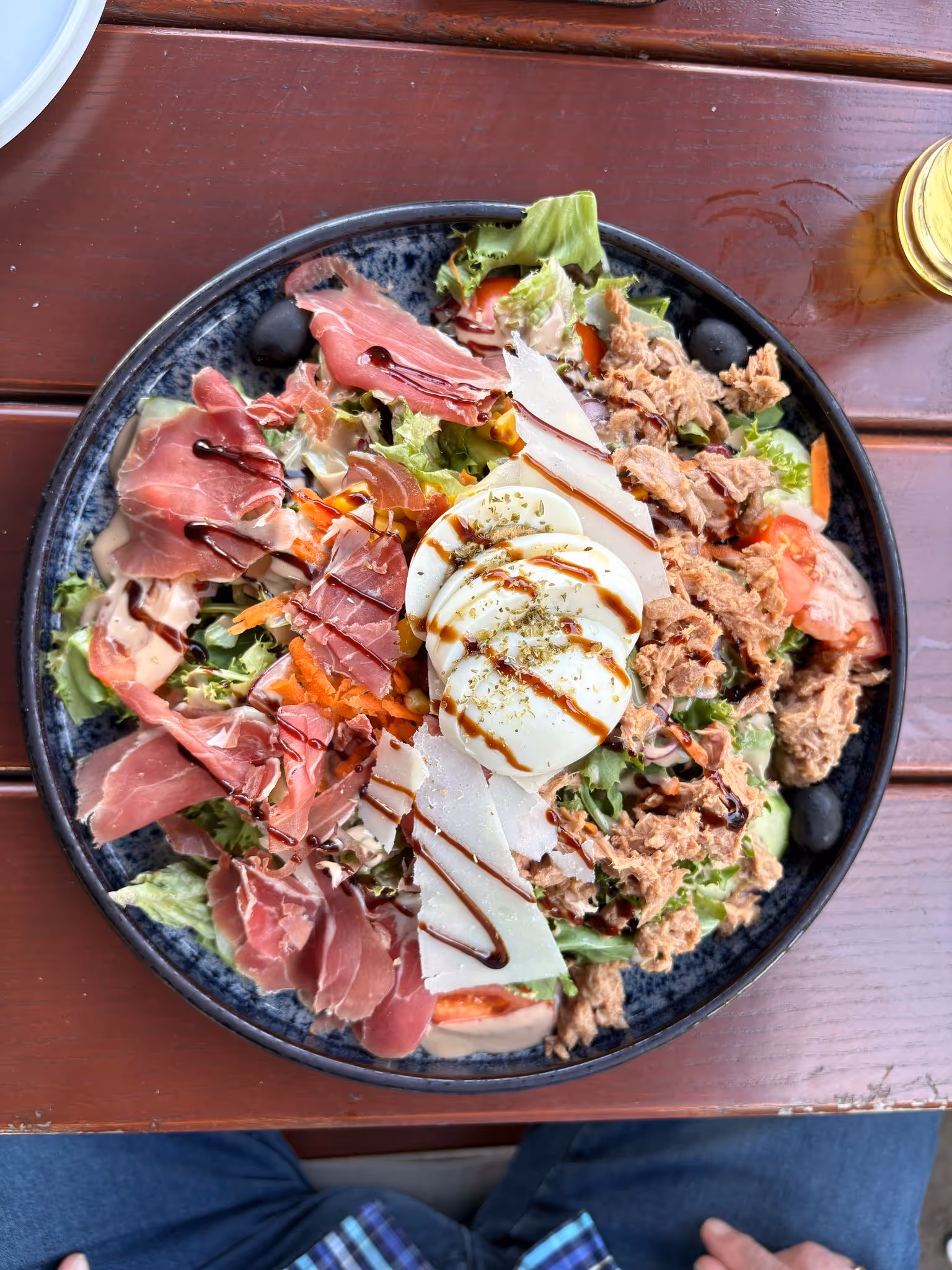 Hauptspeisensalat von oben fotografiert.