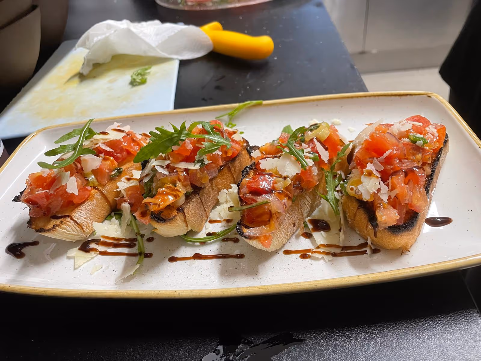 Teller mit Bruschetta und Tomatenbelag.