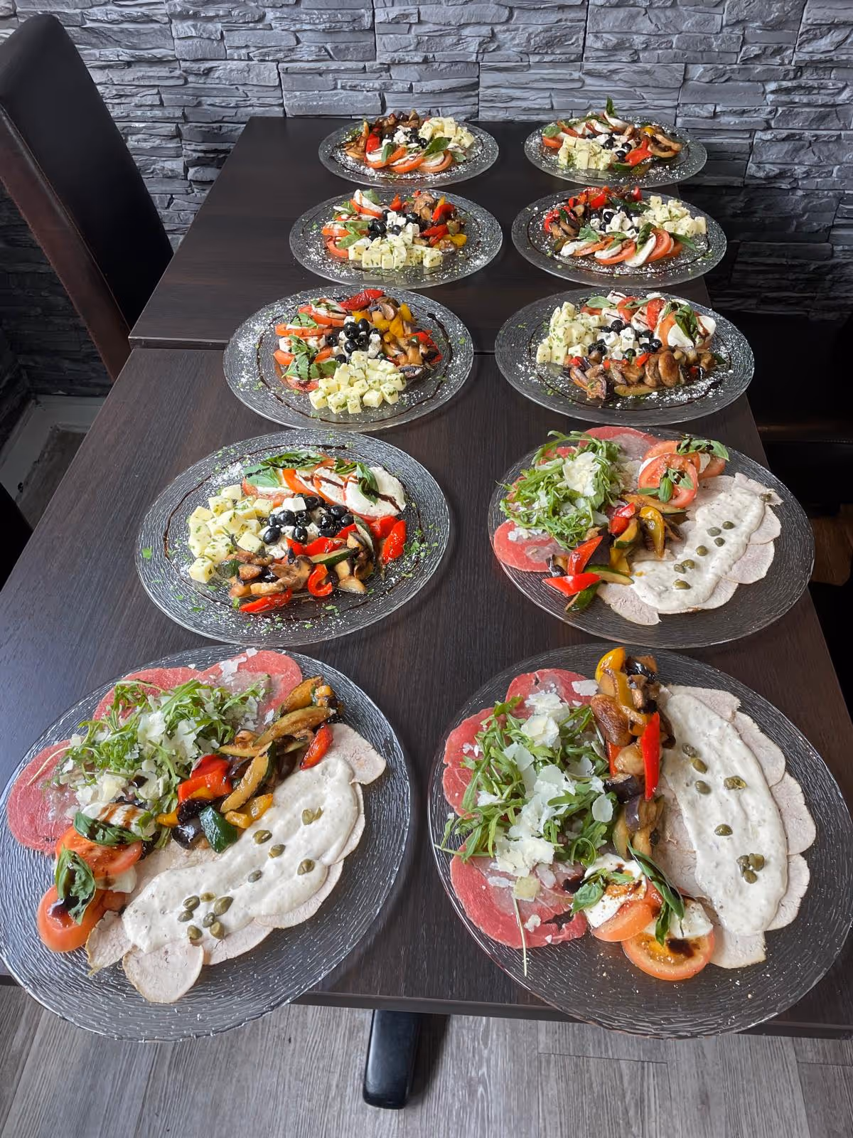 Teller mit kleinen Bruschetta und Gemüsehäppchen.