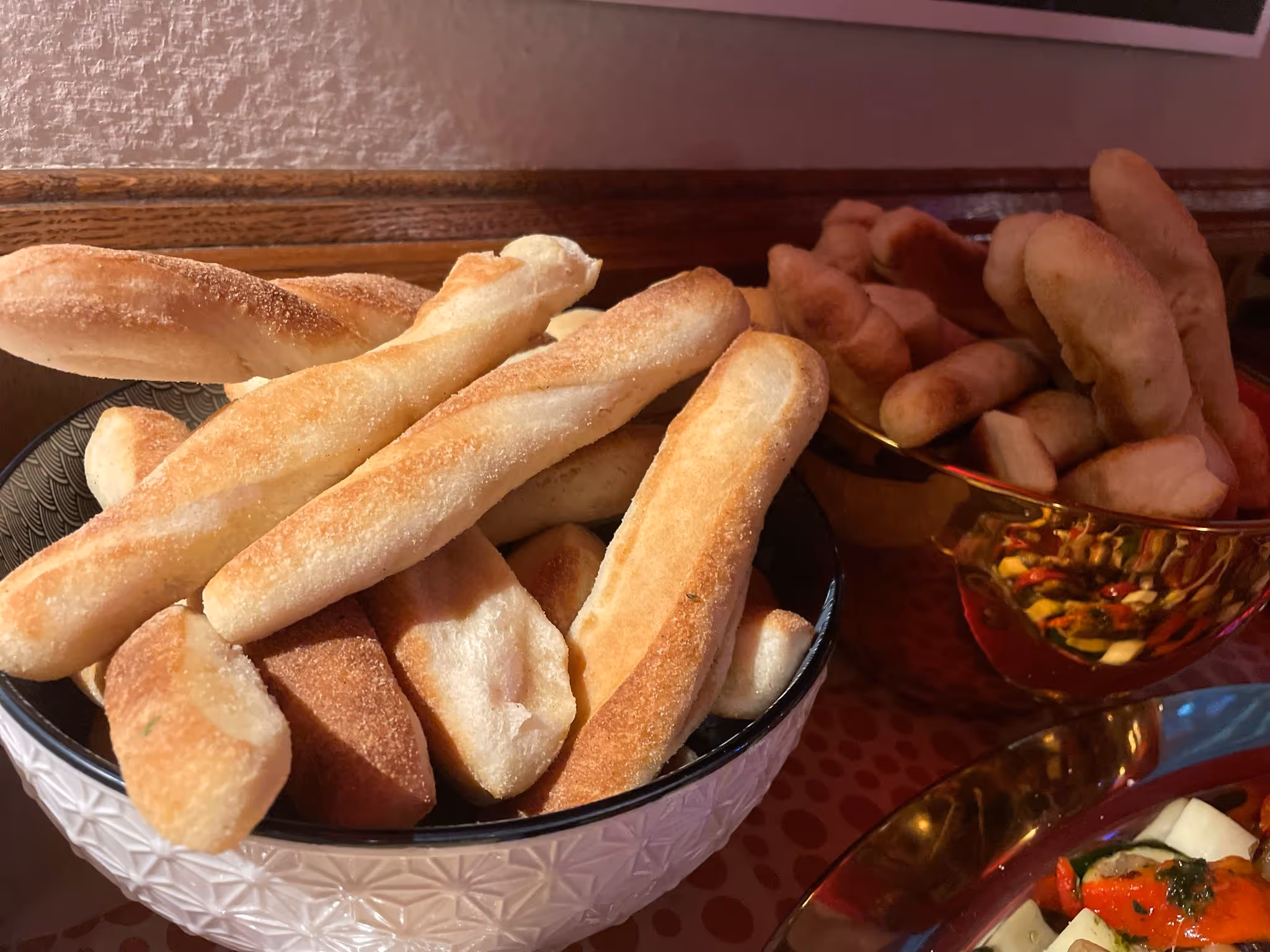 Schale mit Brotstangen und Brotwürfeln.